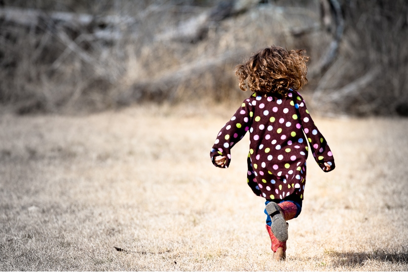 Uma menina a correr livremente: o Reiki liberta a mente e conduz à felicidade | Foto: Greg Westfall/Creative Commons